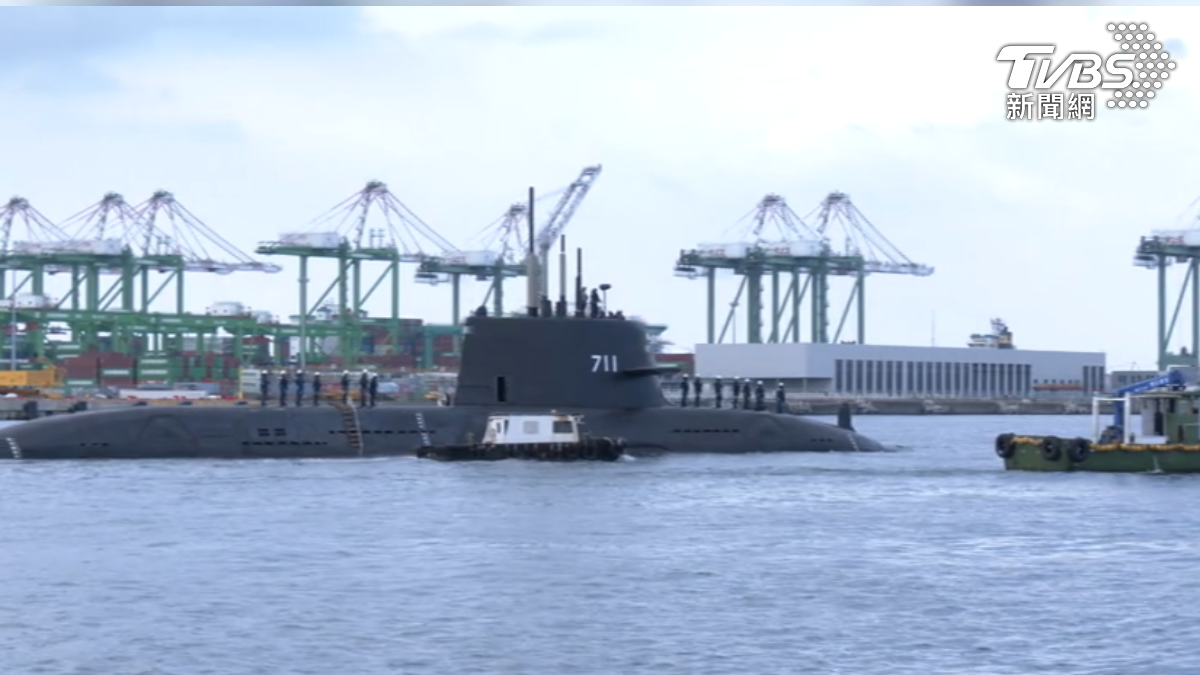 國造潛艦海鯤號進行測試。（圖／TVBS）