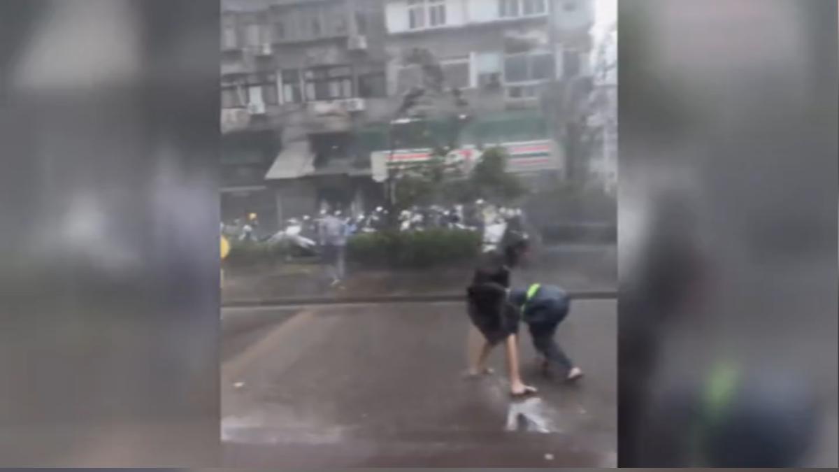 風雨太大,文化大學週二改遠距上課。(畫面提供/threads liangyu_10.09)