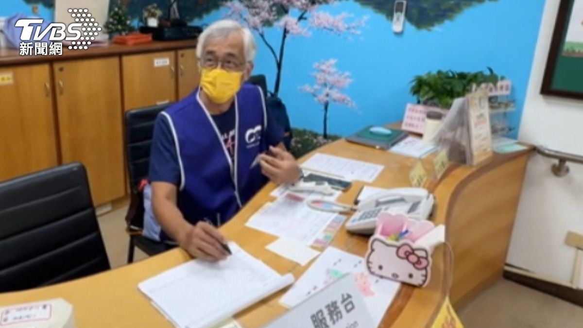 吳先生認為當志工,能與人交流,提升新知,生活更充實。(圖/TVBS)