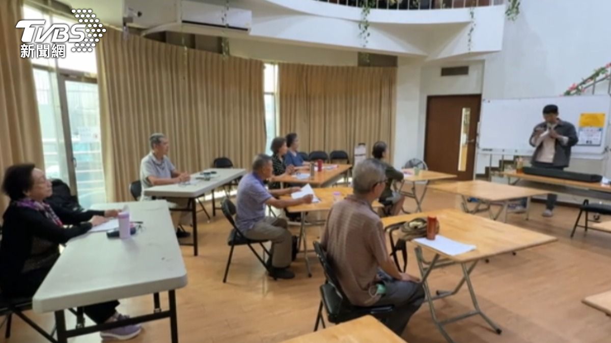 長輩們認真上唱歌課。(圖/TVBS)