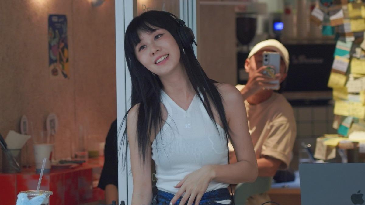 中山商圈驚見正妹當DJ!接近一看竟是大咖女星 觀眾都自在起舞