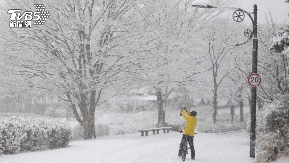 南韓雪嶽山大青峰降下了今年入秋後的第一場雪,全國各地氣溫驟降。(示意圖片/達志影像美聯社)