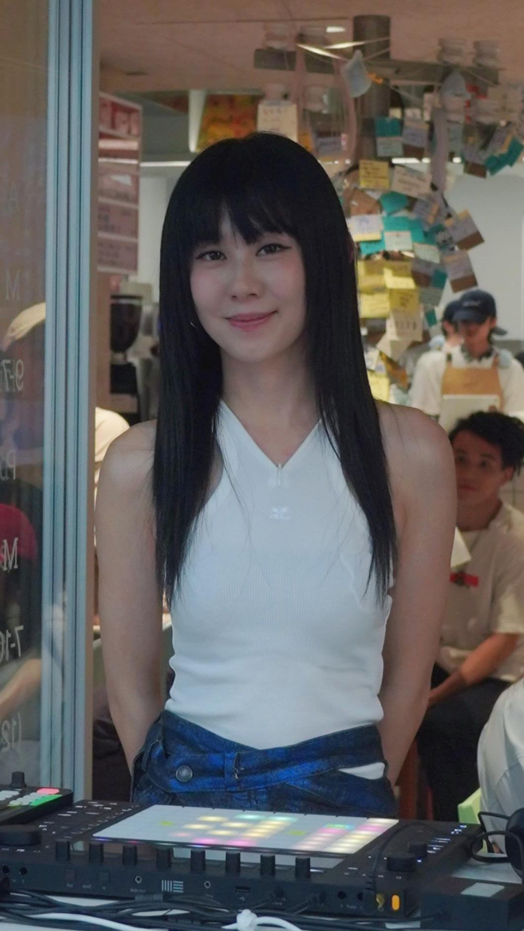 白安以DJ播歌的形式與大家見面。(圖/相信音樂提供)