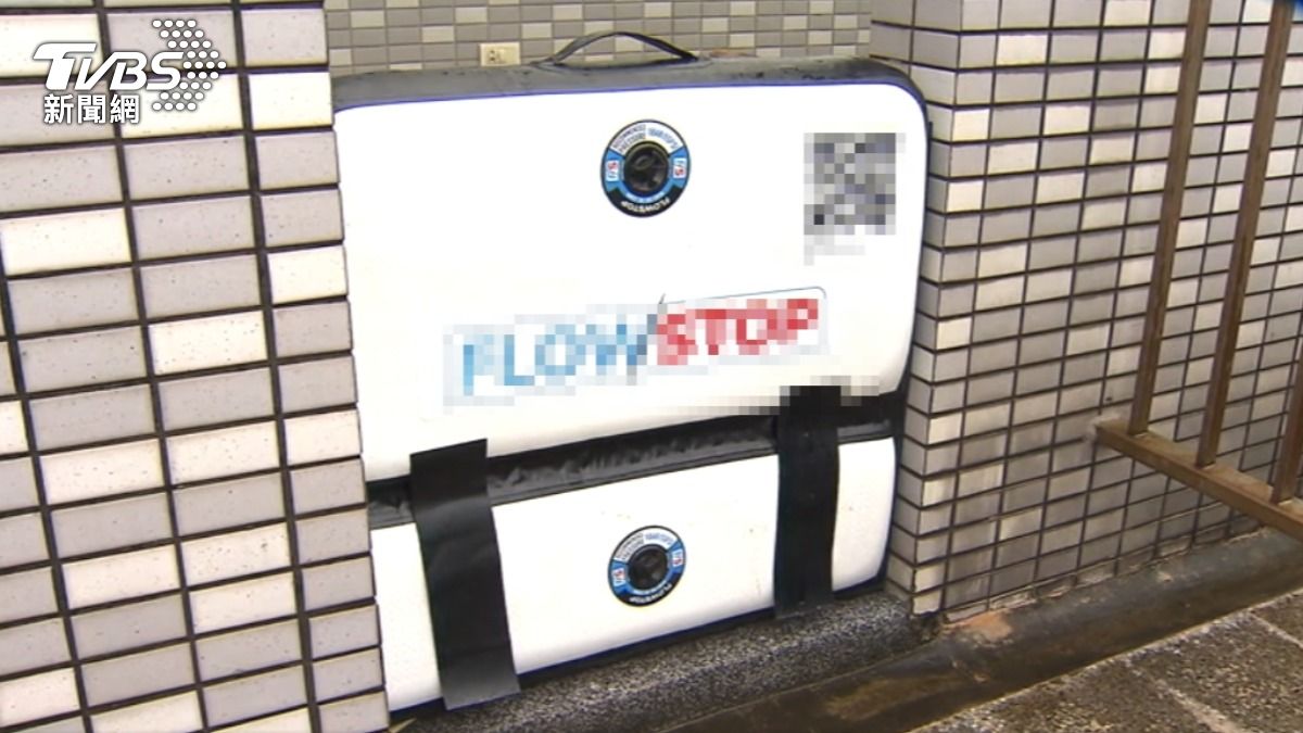 業者推出充氣式輕量閘門防淹水。(圖/TVBS)