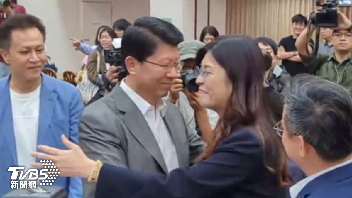 國民黨主席當選人鄭麗文主動擁抱謝龍介,表示「你一定要上喔」。(圖/TVBS)