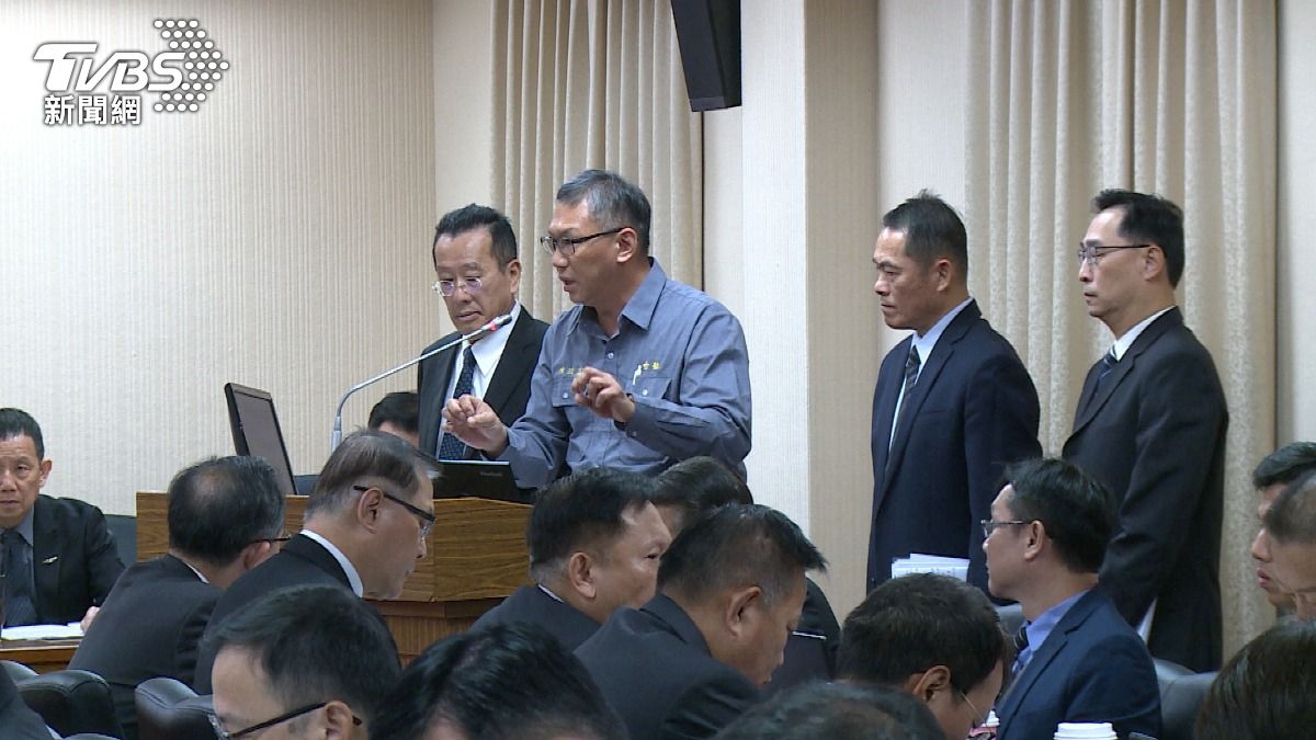 10/20，立法院外交及國防委員會以公開會議型式，邀國防部及台船公司報告海鯤潛艦海上測試執行情形及後續規劃。 由左至右為國防部長顧立雄、台船公司董事長陳政宏、海軍參謀長邱俊榮。(圖／TVBS)