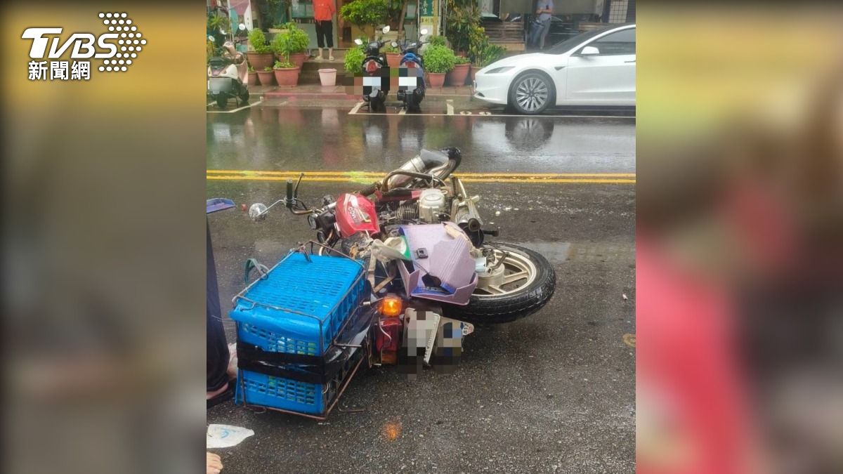 翁騎車載妻出門遇車禍，造成一死一傷。（圖／TVBS）