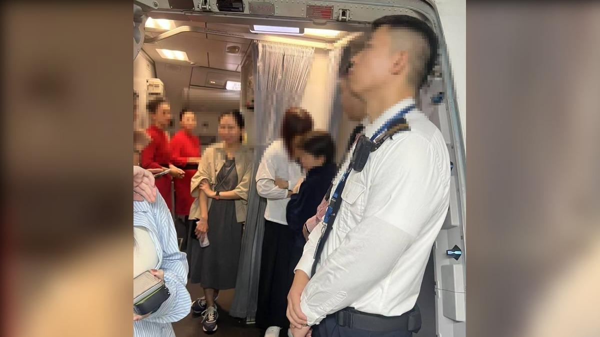 風神颱風加上東北季風共伴效應,飛往松山的班機轉降小港,乘客卻無法入境,所有人苦等約4小時。(圖/民眾提供)