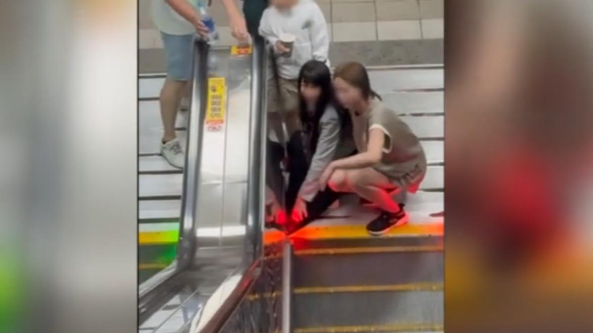 女子長裙捲進手扶梯。(圖/candice__417 threads)