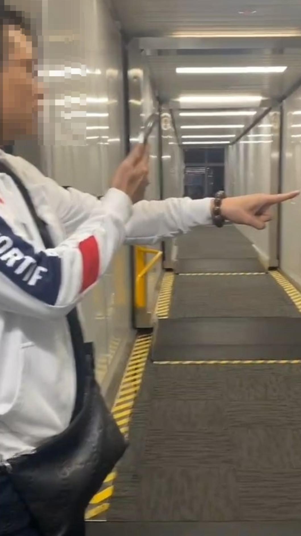 無法入境小港機場,乘客氣得質問空服員,要對方給出合理解釋。(圖/民眾提供)
