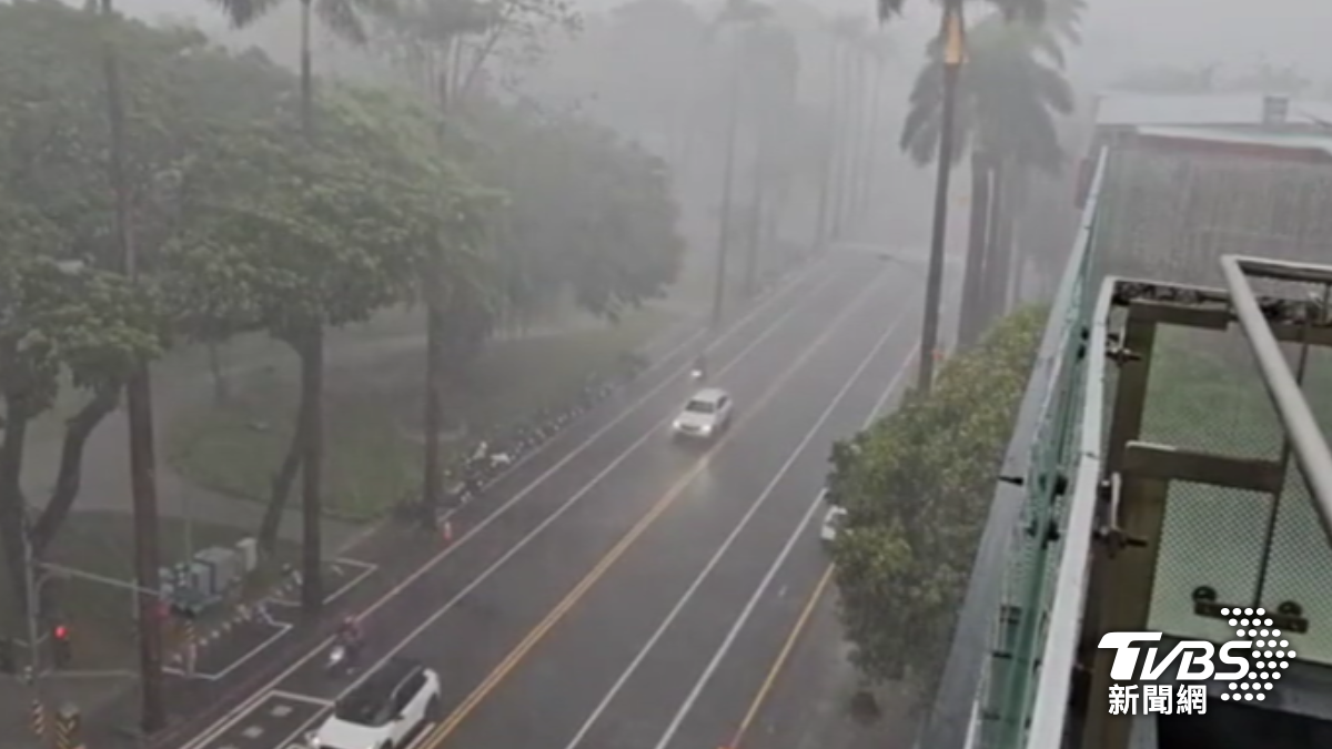 雙北防大雨。(圖/TVBS)