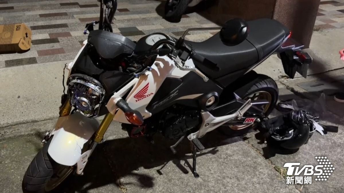 黃姓騎士則連人帶車滑行20多公尺才停下。(圖/TVBS)