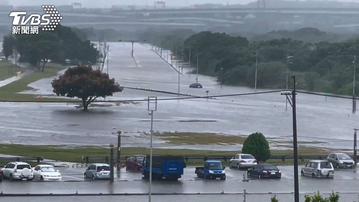 20日豪雨造成積淹水。（圖／TVBS）