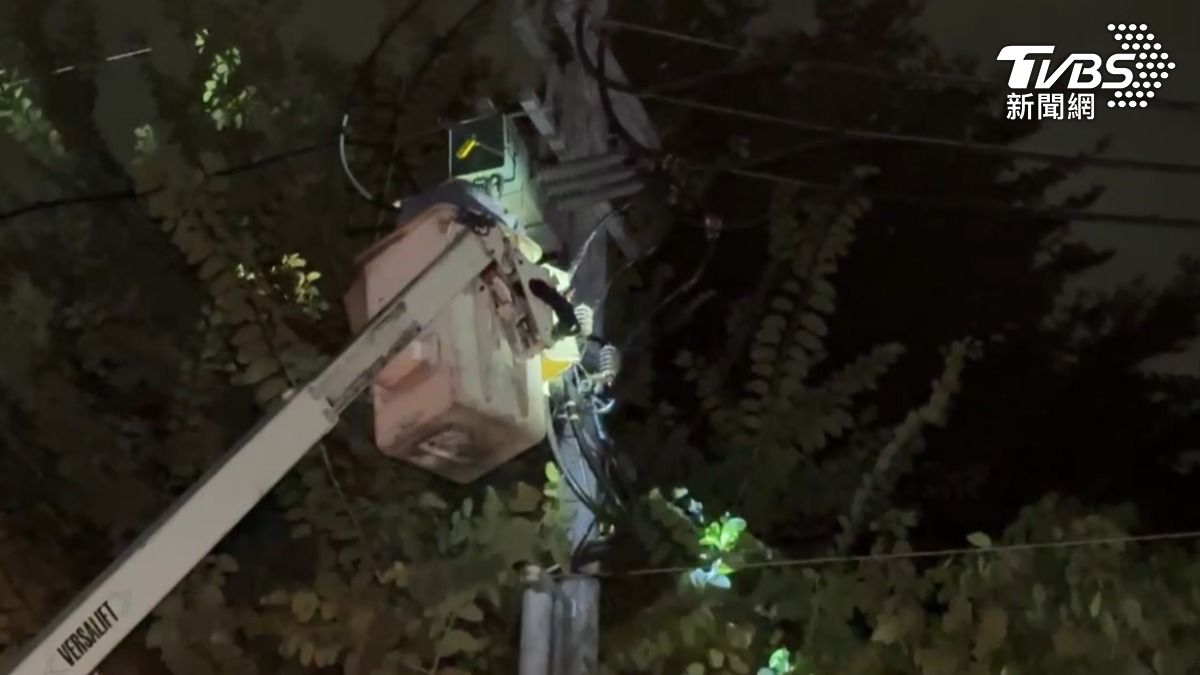 快訊/大風吹!路樹壓電桿 台中南區上百戶停電逾1小時