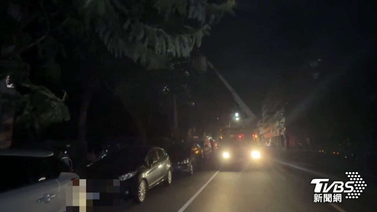 共釀上百戶停電，快1小時才恢復供電。（圖／TVBS）