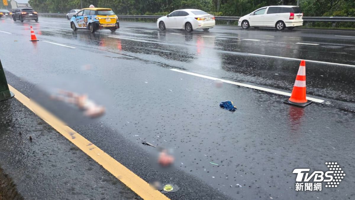 小駕駛下車查看時，遭後方一輛黑色轎車高速撞上，噴飛至對向南下車道遭多車輾過，當場支離破碎、明顯死亡。（圖／TVBS）