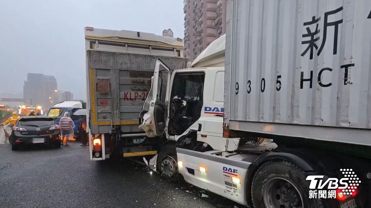 第一起事故發生後，後方一輛大貨車為閃避事故緊急煞車停下，隨後又遭另一輛大貨車追撞，導致追撞大貨車駕駛受困車內。（圖／TVBS）