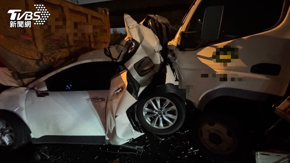 國道3大1小車追撞 轎車遭夾扁「車尾消失不見」