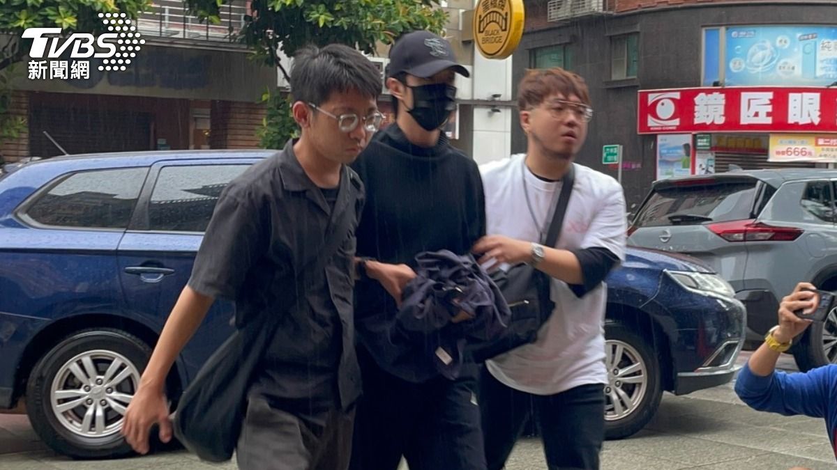 廖允杰稍早抵達警局。(圖/TVBS)