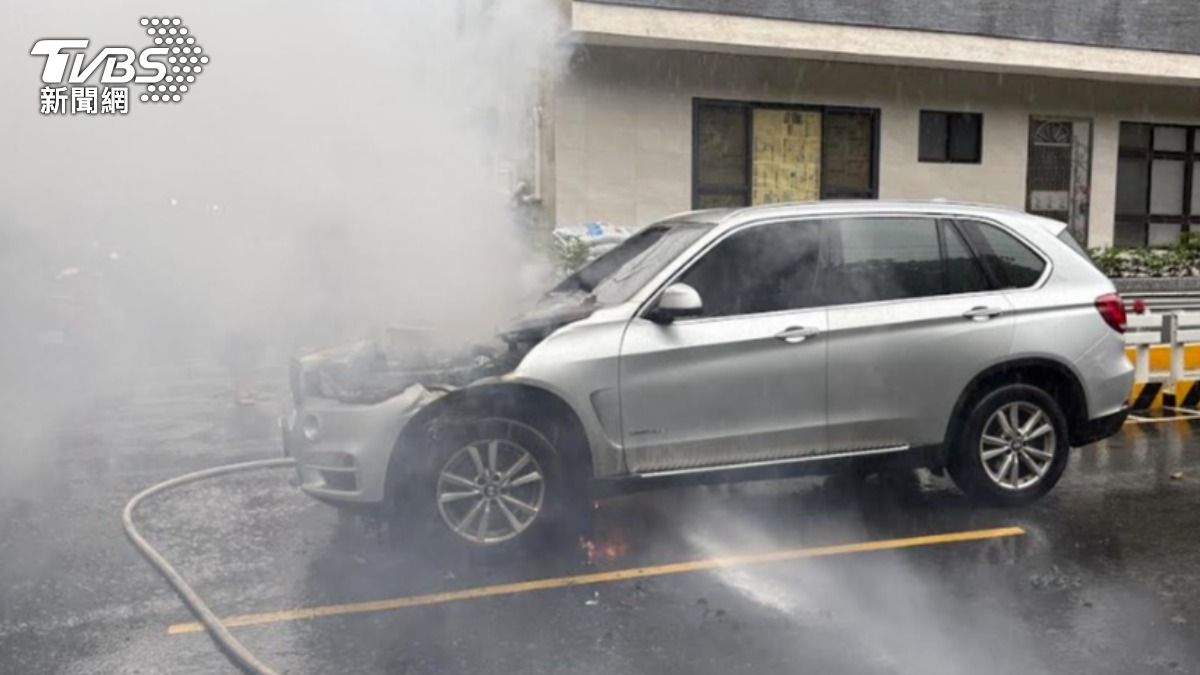 車頭嚴重毀損。(圖/TVBS)