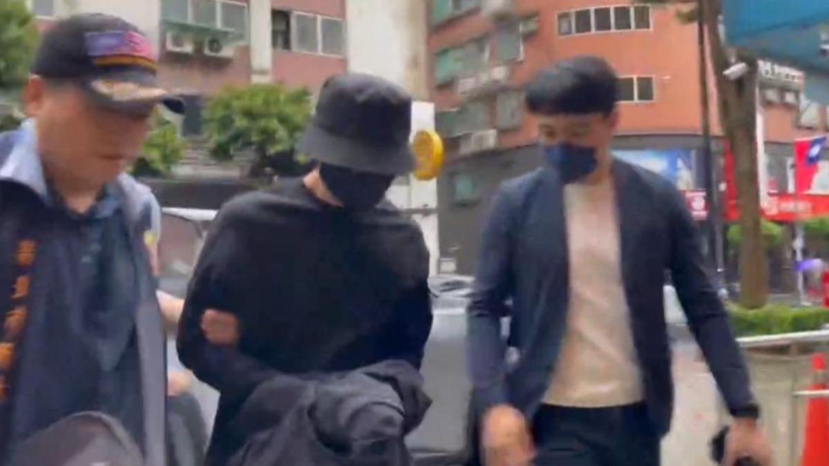 陳柏霖今早遭警方帶回。（圖／TVBS翻攝畫面）