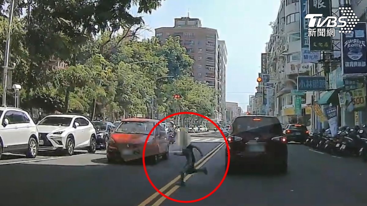 一名學童在路邊已經站了一段時間,看到車子停止,立刻跑步穿越,結果被對向車子撞上(圖/翻攝WoWtchout)