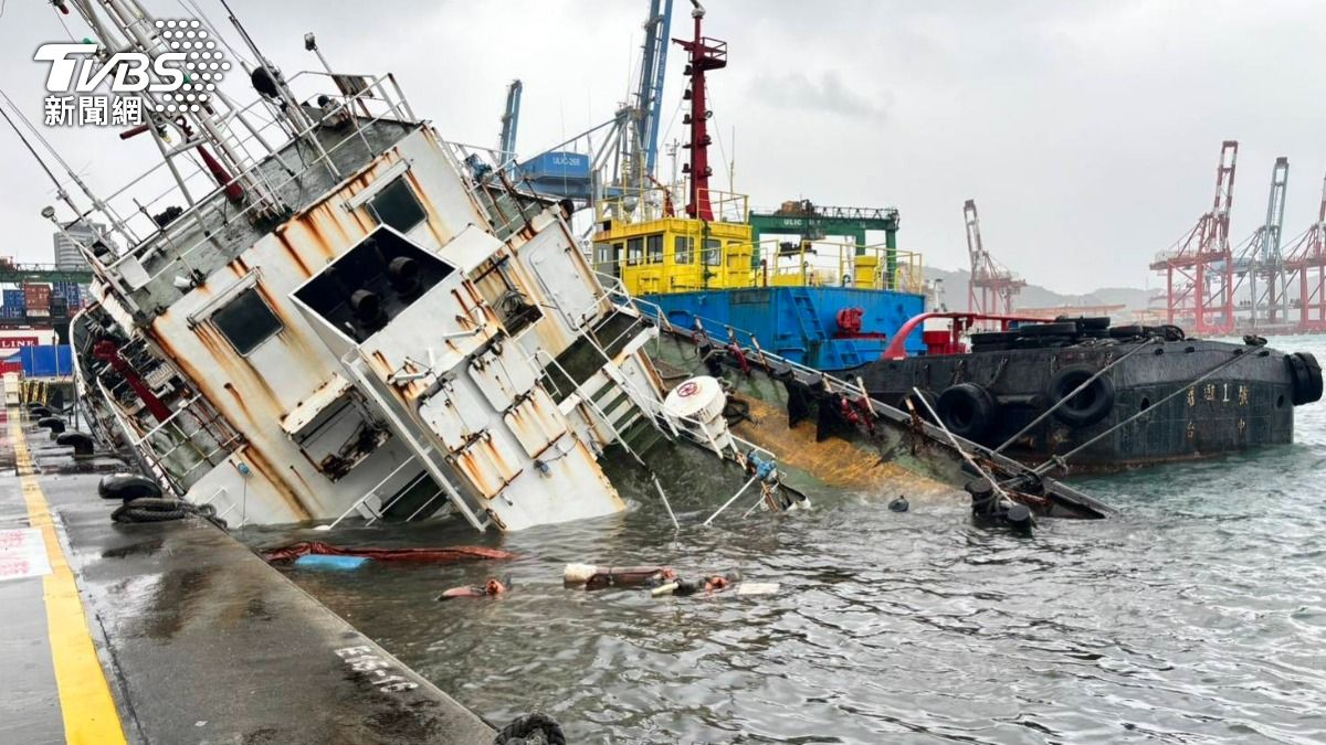 大風浪釀災!基隆港碼頭船隻「傾斜進水」一半沉沒