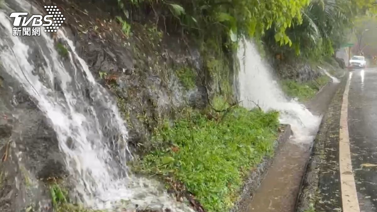 共伴效應挾雨灌新北！平溪多處變小型瀑布　公車亭滿溢雨水