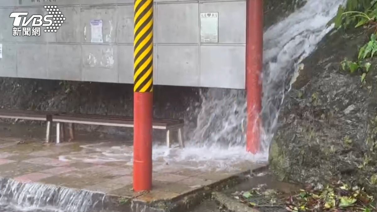 平溪公車亭滿是雨水。(圖/TVBS)