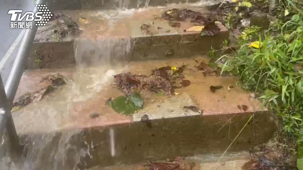 平溪山區旁階梯宛如小型滑水道,雨水不斷往下流。(圖/TVBS)