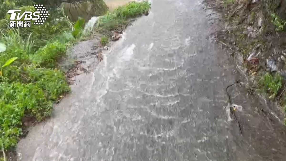 雨水滿溢路面。(圖/TVBS)