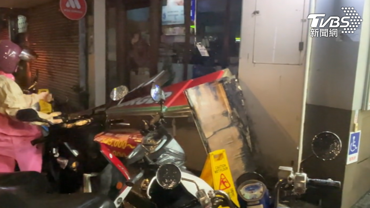 連鎖速食店招牌掉落砸倒2機車。（圖／TVBS）