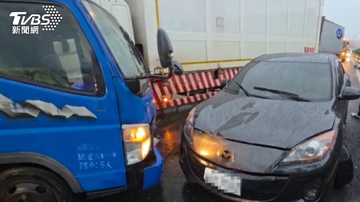 小貨車駕駛下車擺放故障號誌，遭小客車撞飛對向輾斃。（圖／TVBS）