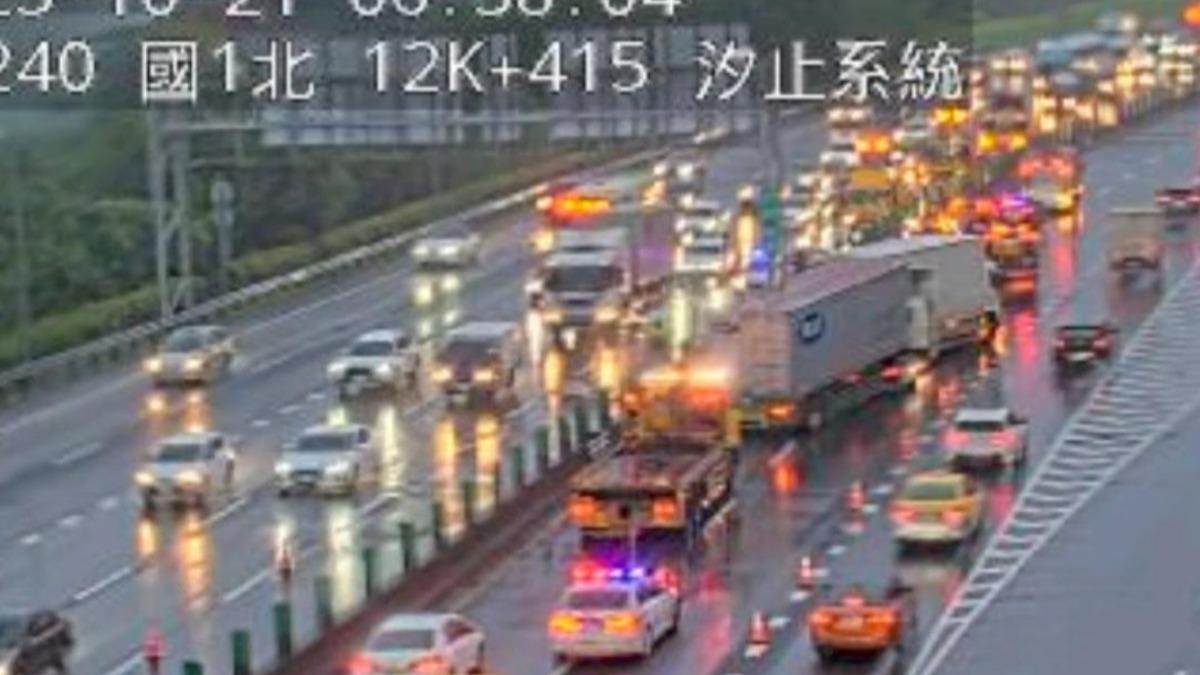 貨車駕駛被撞輾後當場死亡，造成車流嚴重回堵。（圖／TVBS）
