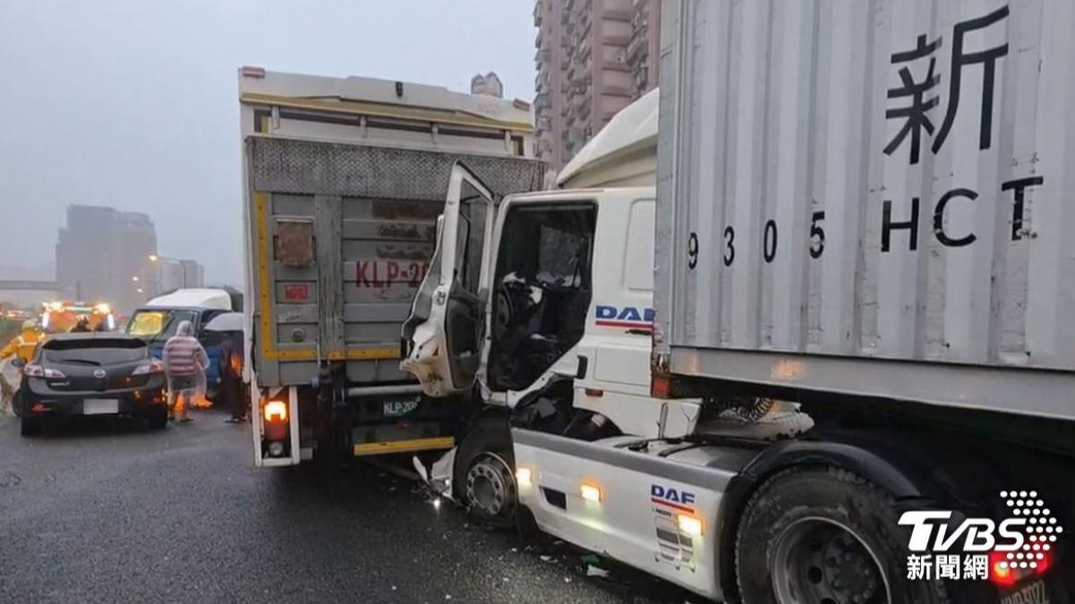 貨車駕駛被撞輾後當場死亡，造成車流嚴重回堵。（圖／TVBS）
