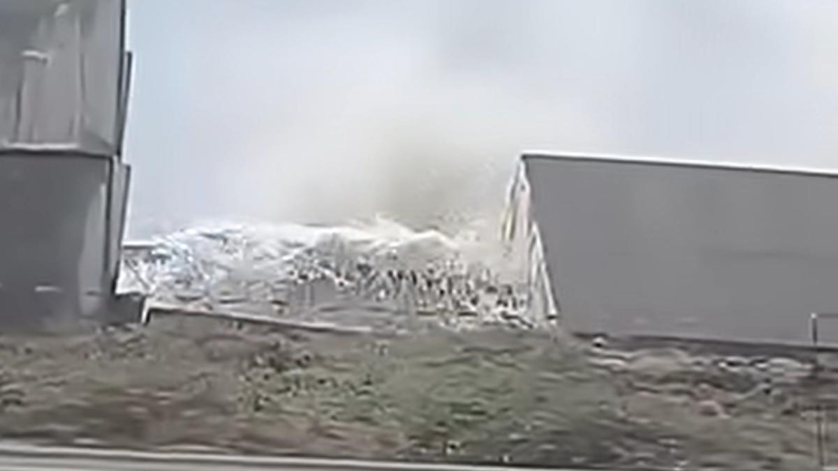 浪打得很高。（圖／翻攝自記者爆料網）