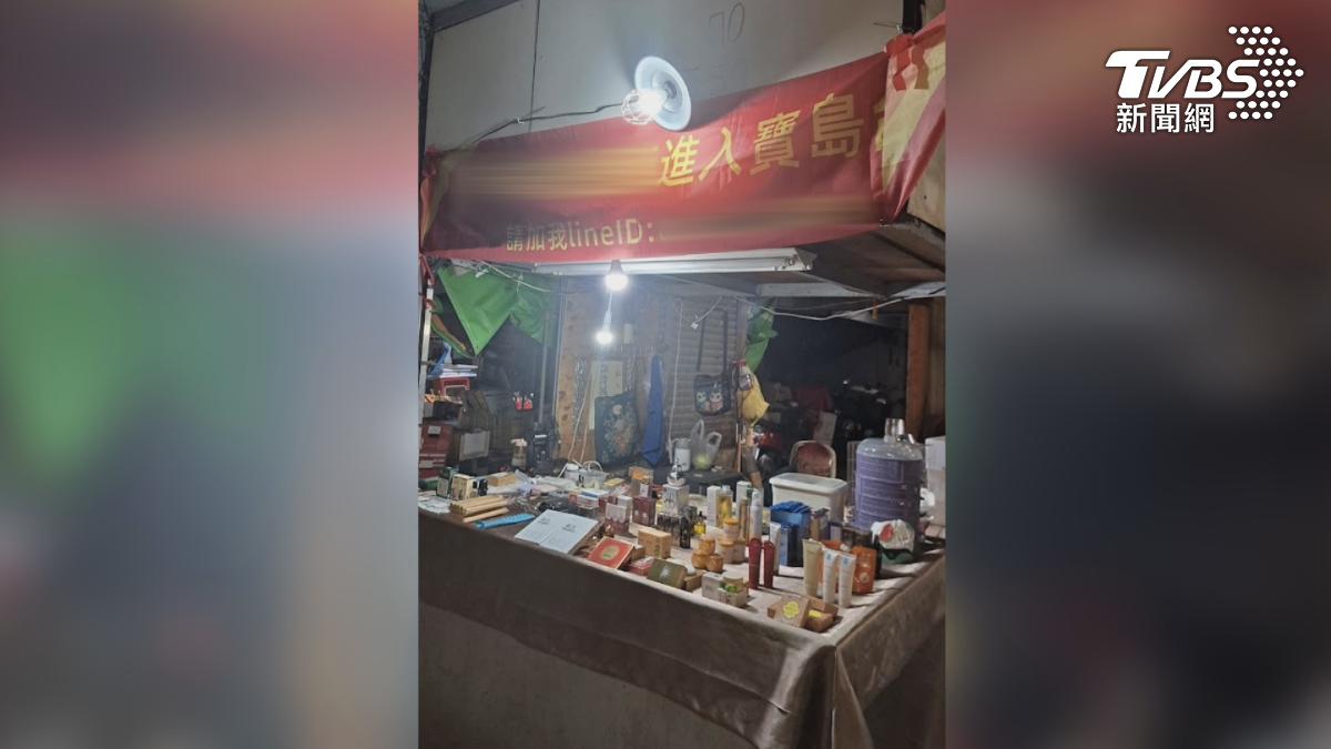 台南水仙宮市場內這個攤位,紅布條掛著舒緩液進入寶島台灣的字樣,疑似販售大陸非法藥品(圖/TVBS)
