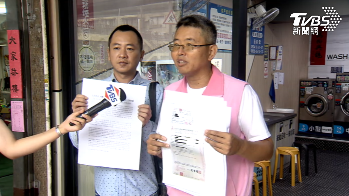 北市要求店家貼保單繳費證明,台北市議員徐立信質疑擾民。(圖/TVBS)