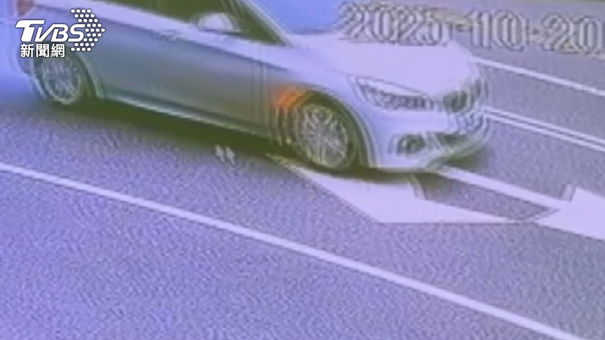 途中車子右前輪突然冒火,緊接著冒出陣陣白煙。(圖/民眾提供)