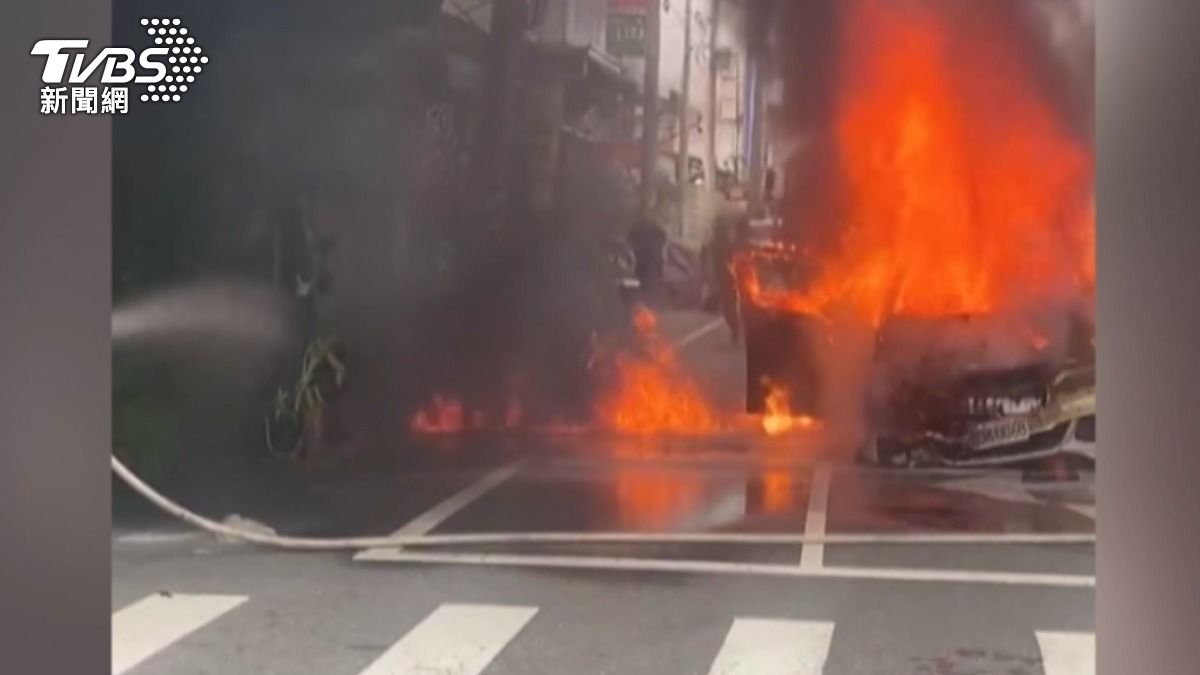 火勢一度快要蔓延到附近民眾家門口。(圖/民眾提供)