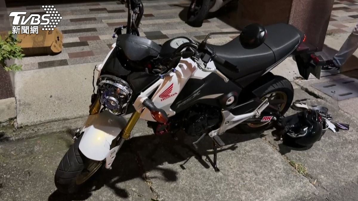 男子未走斑馬線且闖紅燈過馬路,直行機車閃避不及當場撞上。(圖/TVBS)