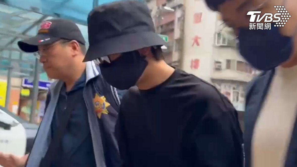 藝人陳柏霖涉嫌逃兵役遭拘提上銬。(圖/TVBS)