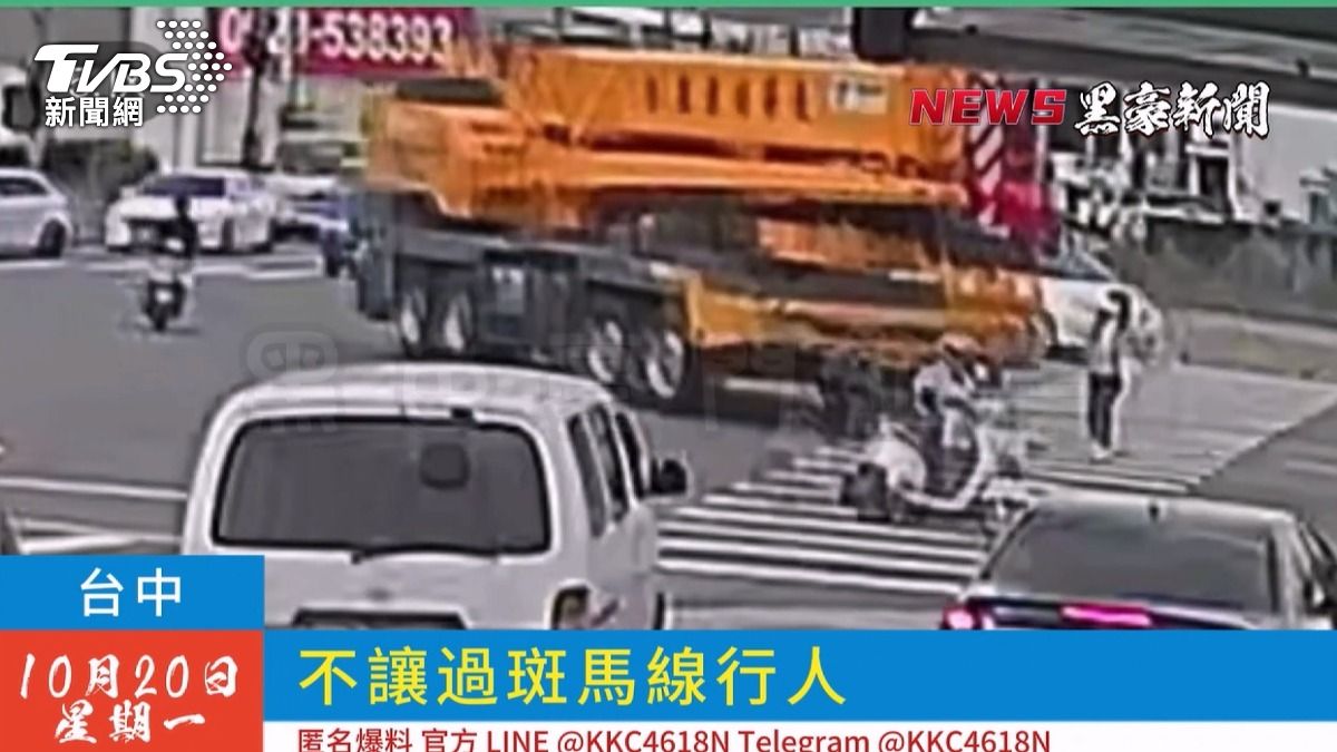 行人依規定在綠燈時走斑馬線通行,卻差點被一輛轉彎的吊車撞上。(圖/翻攝黑豪新聞)