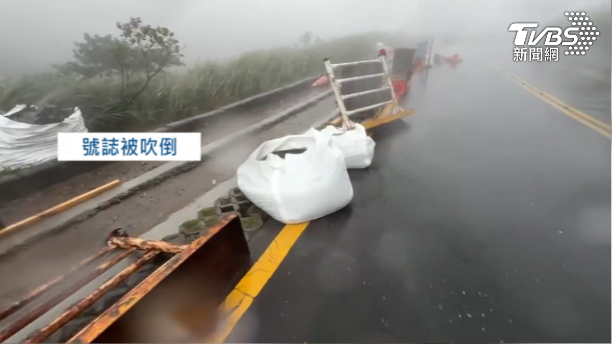 擎天崗2日雨量破700毫米，號誌倒以及路邊變瀑布。（圖／TVBS）