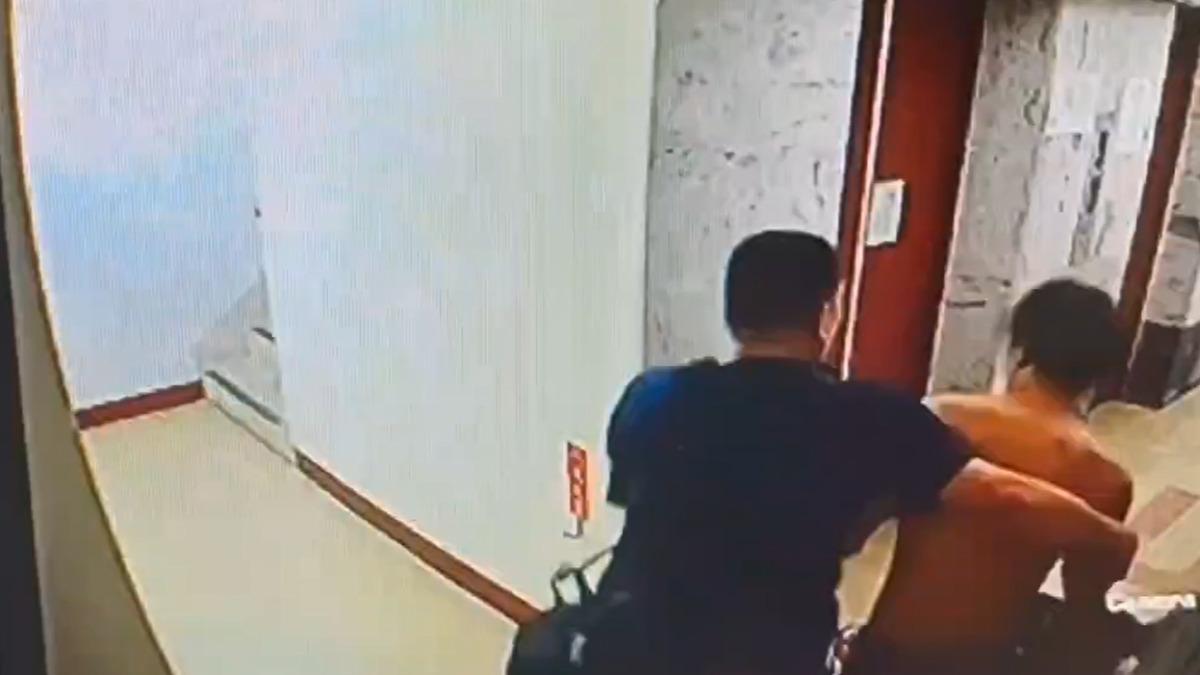 男子社區內咆哮，竟拿剪刀攻擊。（圖／住戶提供）  