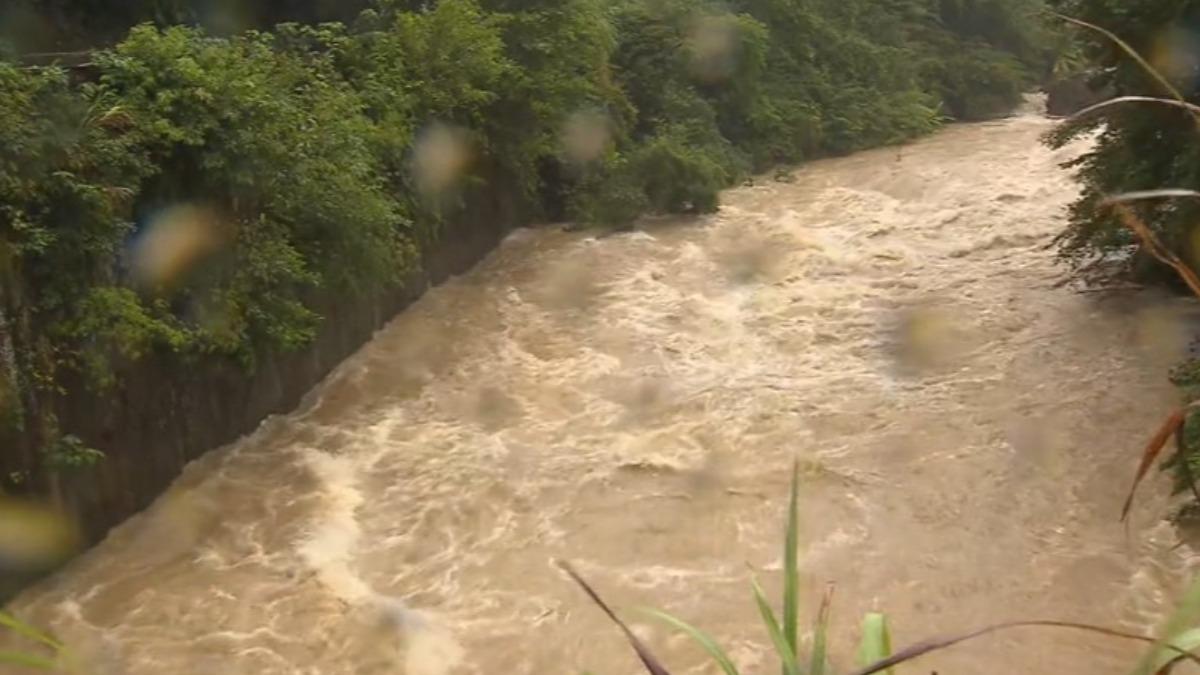 豪雨替新北市帶來豐沛雨量，溪水暴漲夾雜泥石往下游沖。（圖／TVBS）