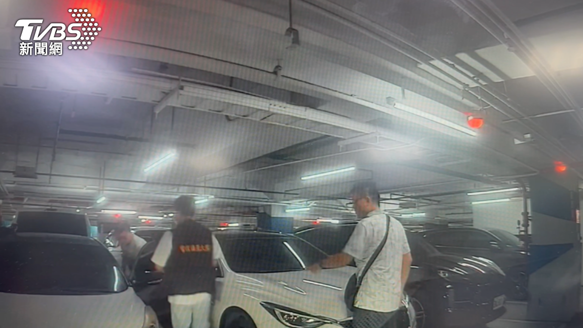 王男在停車場被逮捕。(圖/TVBS)
