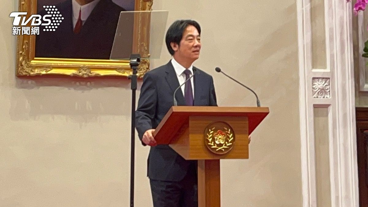 賴清德親交付3主張給林信義。(圖/潘袁詩羽攝)
