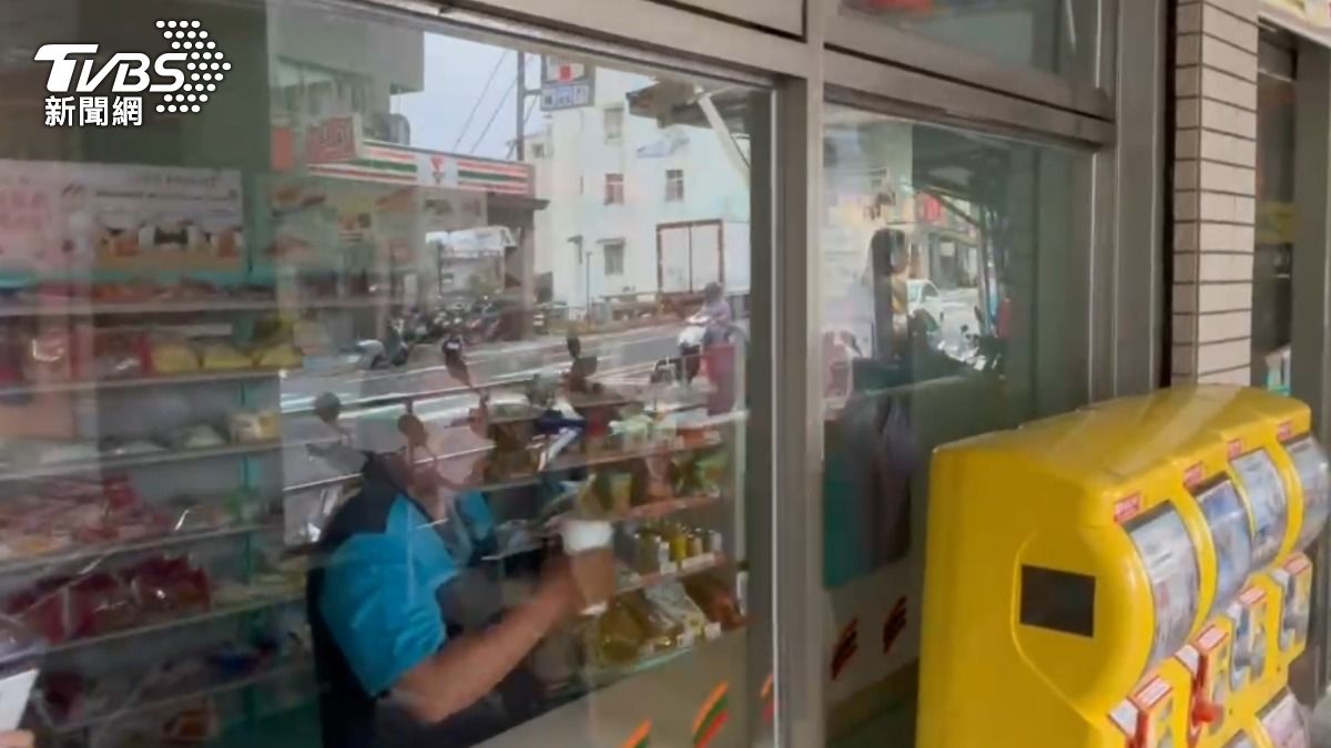 超商停電,民眾摸黑用餐。(圖/TVBS)