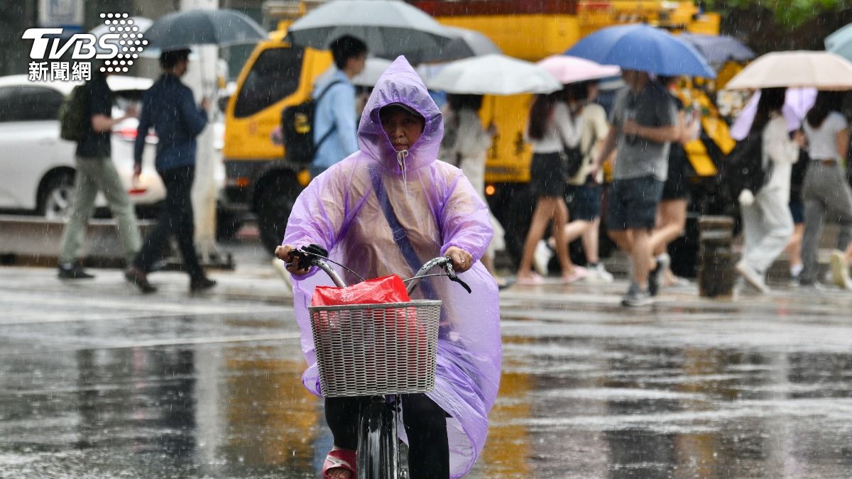 共伴豪雨炸北台!雙北雨量達標沒放假 氣象粉專怒批:乾脆廢掉